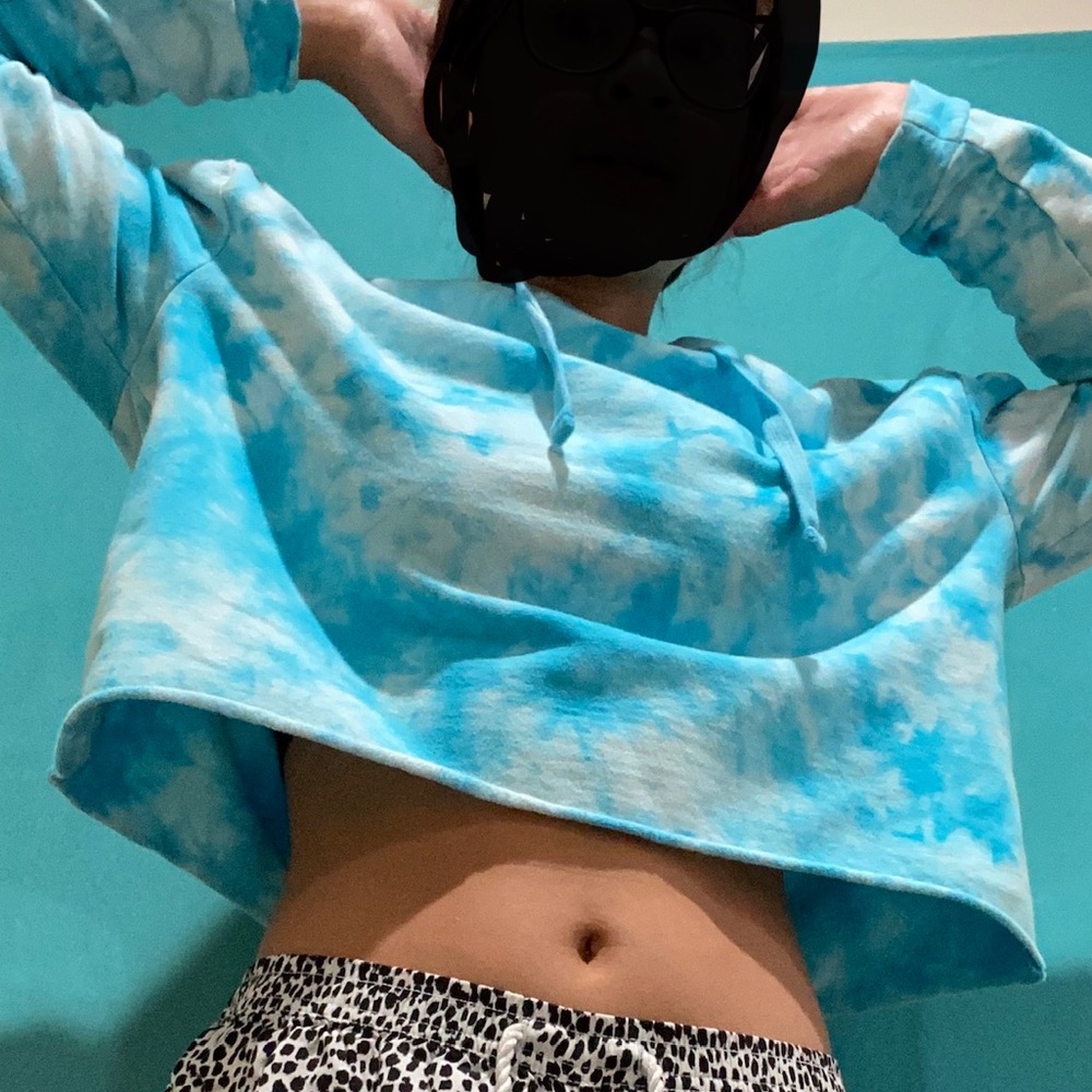 Blue tie dye light cropped sweatshirt